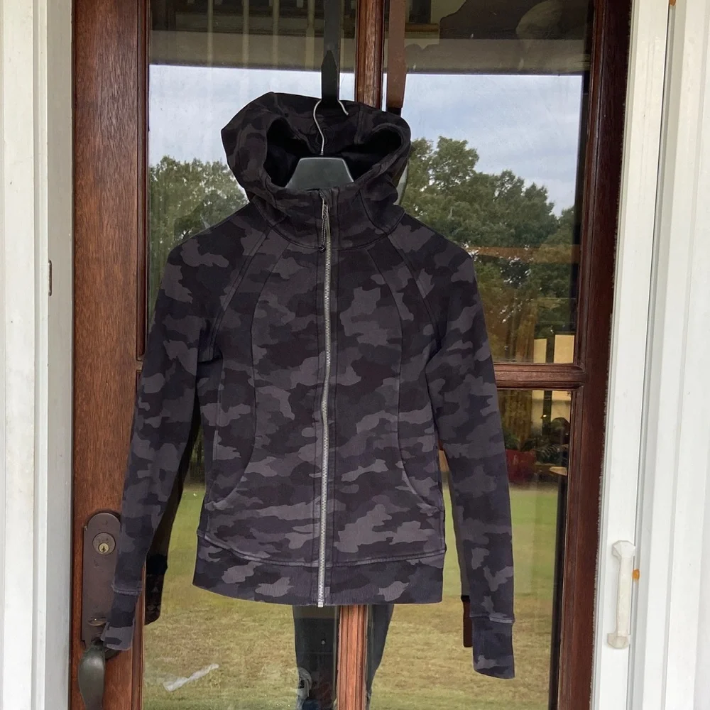 Lululemon Camo‎ Scuba Full Zip Hooded Jacket. Size 6
